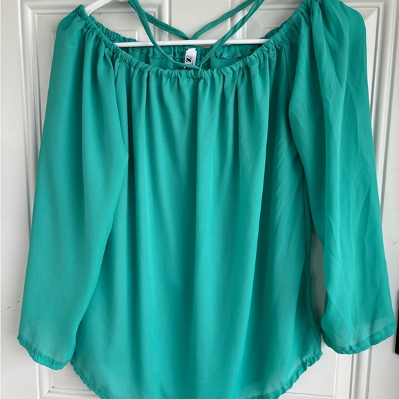Green Off-Shoulder Flutter Sleeve Blouse - Picture 4 of 5